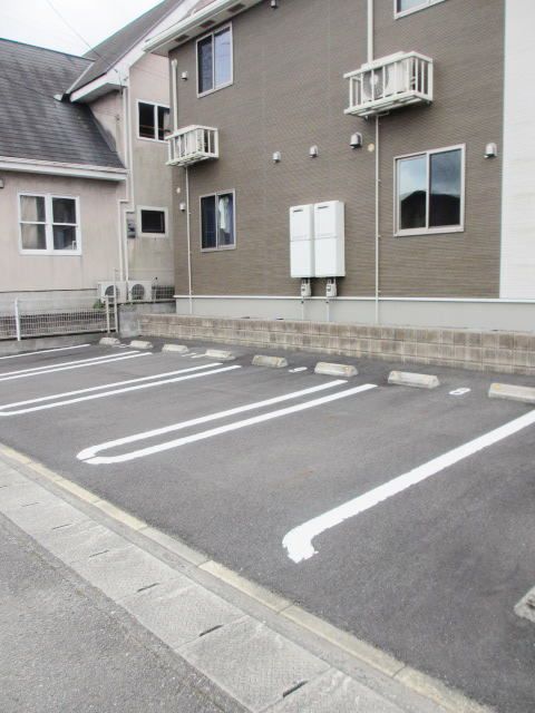 【南さつま市加世田東本町のアパートの駐車場】