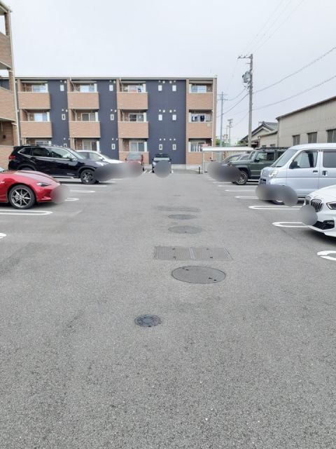 【シュエット・エムＡの駐車場】