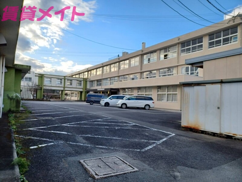 【津市白山町佐田のアパートの中学校】