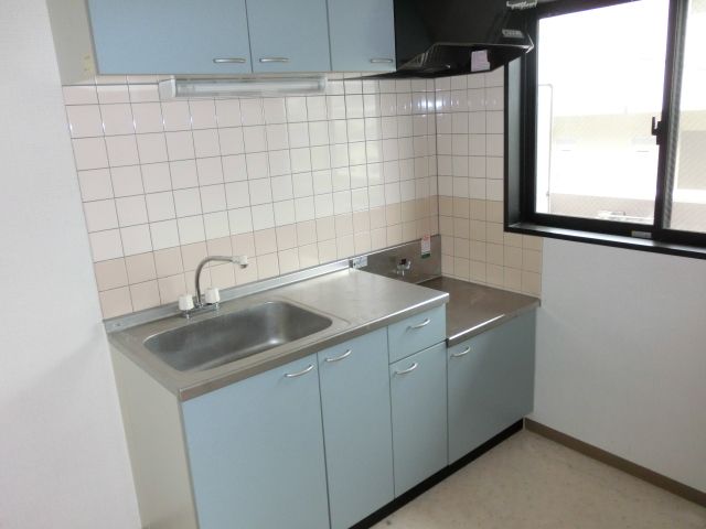 キッチン　水色のキッチンでさわやかな気持ちでお料理できます。