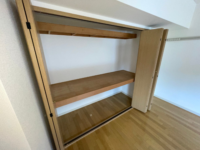 収納　収納は段があり、たっぷり荷物が入ります。