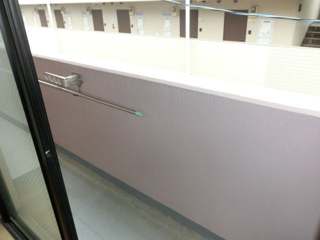 バルコニー　南向きのベランダは洗濯物もあっと言う間に乾いちゃいますね！