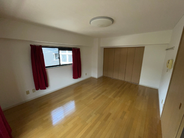 居室・リビング　角部屋なので２面採光により太陽の光がサンサンと差し込みますね