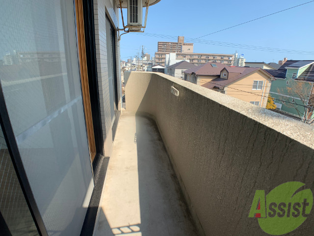 バルコニー　角部屋のバルコニーで陽当たりもいいですねー