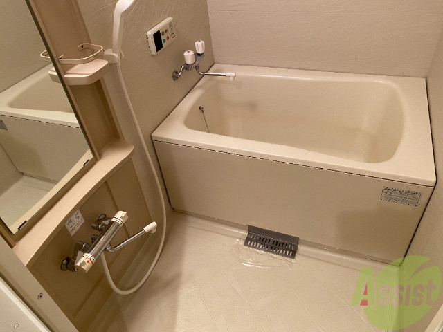 バス・シャワールーム　こちらはお風呂。一日の疲れをここで癒してください。