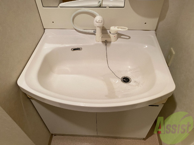 洗面設備　独立洗面台。朝の身支度はここでばっちり決めましょう。