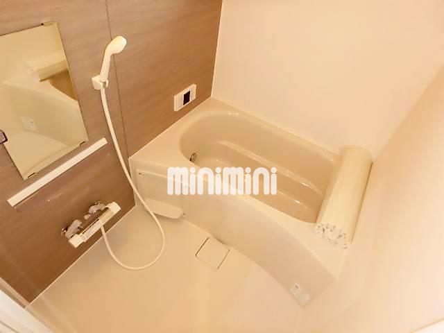 バス・シャワールーム　シングルレバーに鏡付き。ゆったり疲れを癒してください。