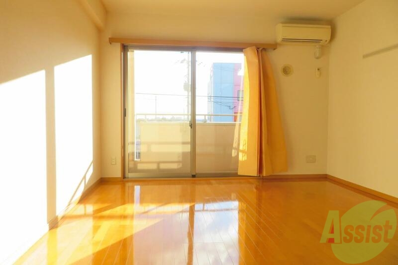 居室・リビング　南向きの、日当たりのよいお部屋となっております。