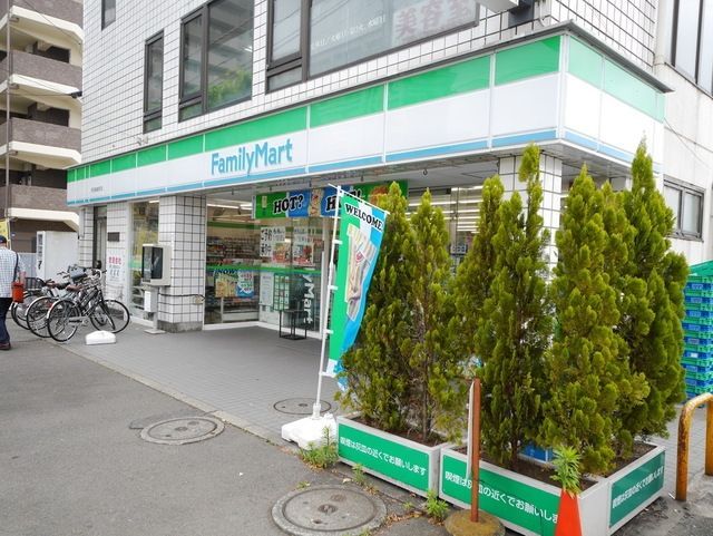 コンビニ　ファミリーマート京王稲城駅前店（コンビニ）まで321m