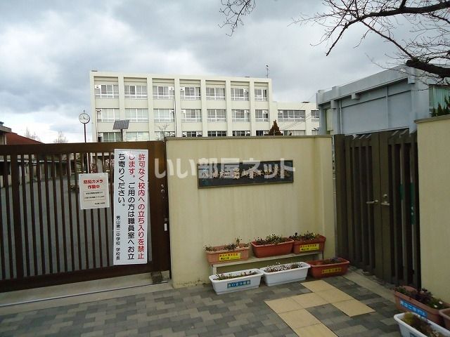 中学校　男山第二中学校（中学校）まで304m