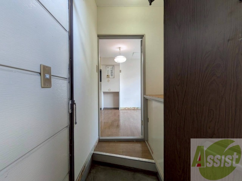 玄関　玄関です。すぐ広いリビングにつながっています。