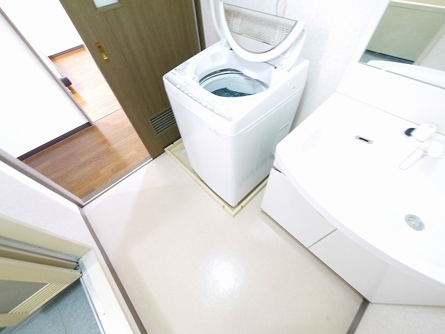 洗面設備　脱衣スペースもあります