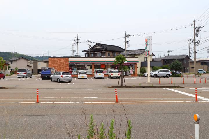 コンビニ　セブンイレブン（コンビニ）まで1073m