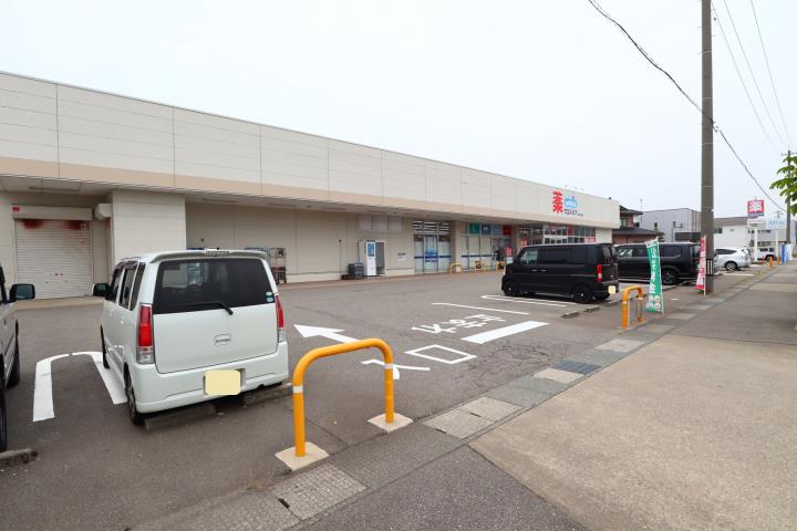 ドラックストア　ウエルシア金沢三池店（ドラッグストア）まで1214m