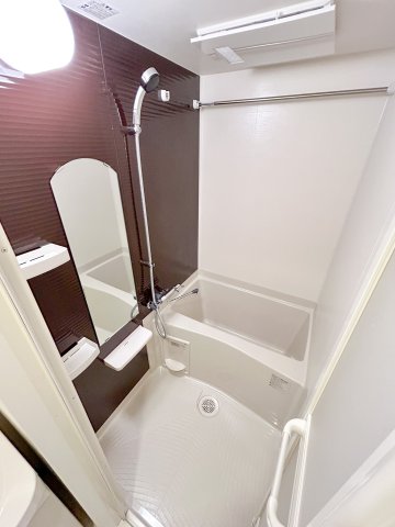 バス・シャワールーム　浴室乾燥付きなので梅雨時や洗濯物が多くても安心です。