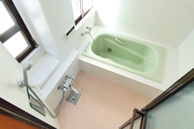 バス・シャワールーム　追い焚き機能＆浴室乾燥機も付いております。 大きな窓も付いて