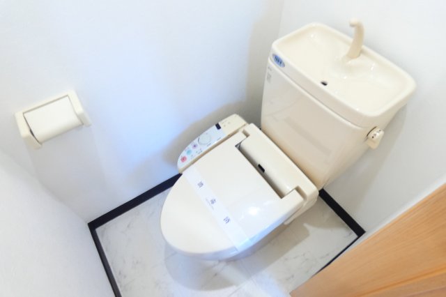 トイレ　便利な温水洗浄便座付きです。