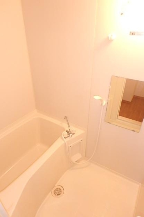 バス・シャワールーム　コンパクトで使いやすいお風呂です