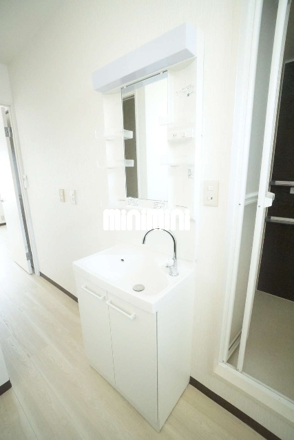 洗面設備　※同物件別号室の参考写真です。