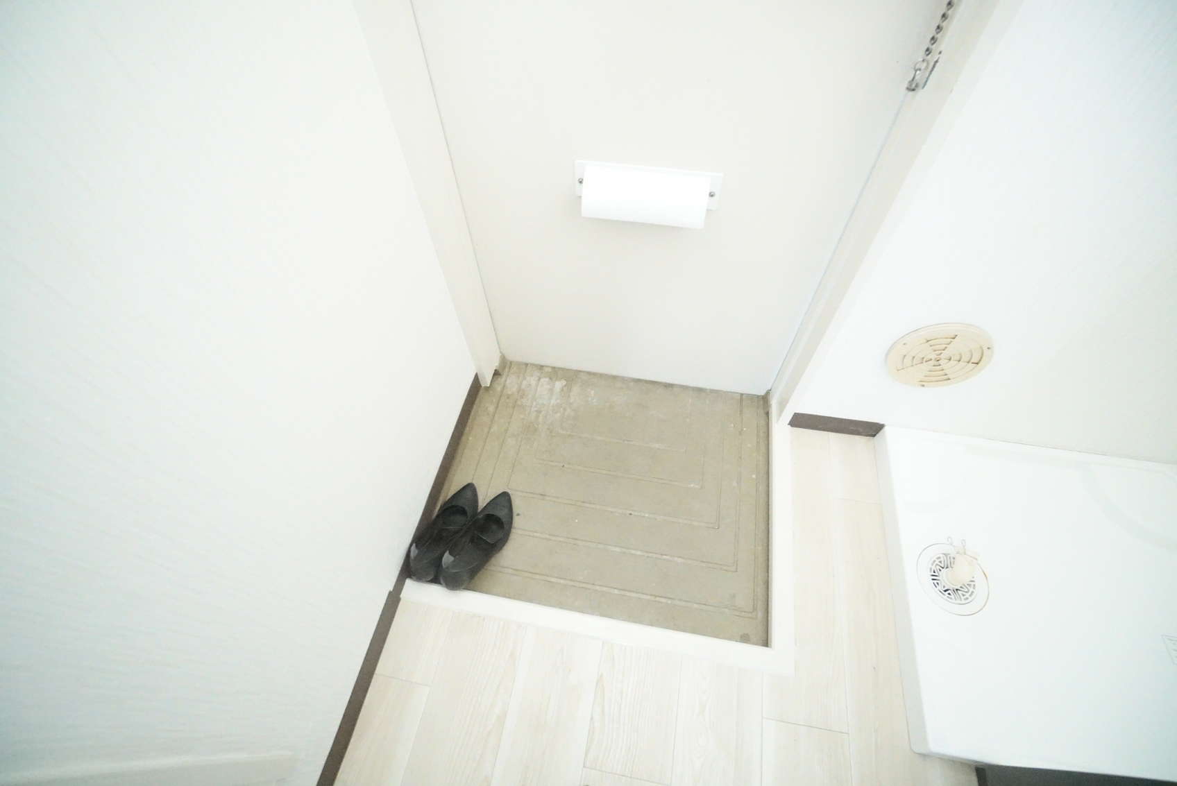 玄関　※同物件別号室の参考写真です。