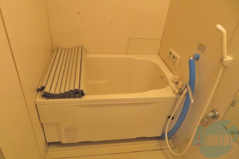 バス・シャワールーム　浴槽もこの広さ、足ものばせそうですよね。