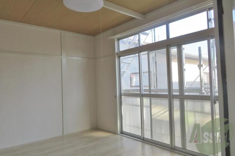 居室・リビング　窓がひろく、とても明るいお部屋なんです。