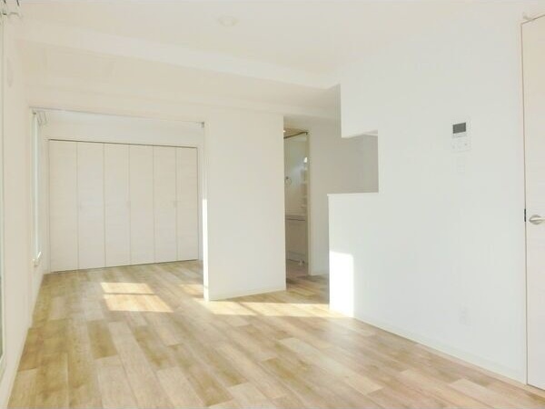 居室・リビング　明るいリビングで気持ちも明るくなりますね♪