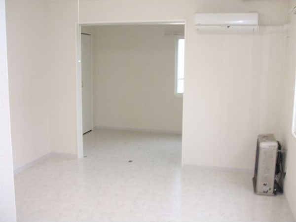 居室・リビング　明るい居間で気持ちまで明るくなりますね！