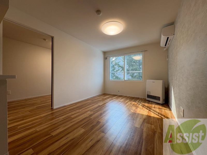 居室・リビング　木目のフローリングは落ち着きのある印象のお部屋になりますね。