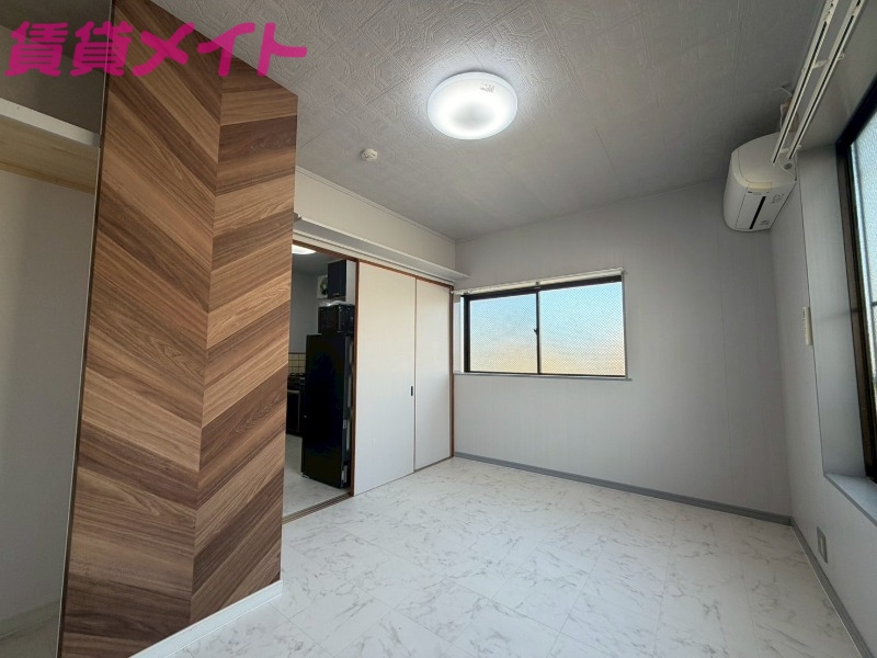 居室・リビング　同物件別室の写真です。