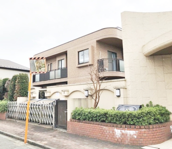 建物外観　鉄筋コンクリート造３階建て