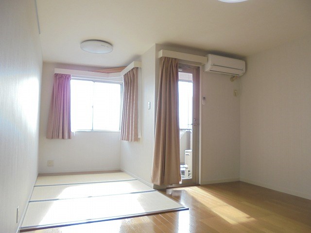 居室・リビング　写真は302号室です。(参考)