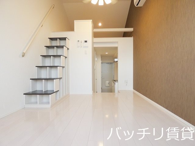 居室・リビング　別号室タイプの為、現状を優先致します。