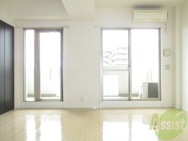 居室・リビング　ピカピカリビングは１１．８帖。家具のレイアウトも自由自在です