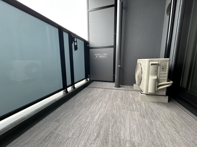 バルコニー　同物件別号室のものです。