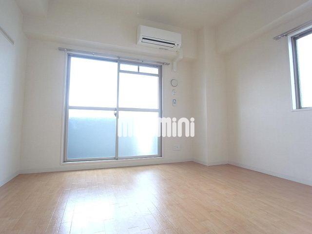 居室・リビング　北側と東側に窓があるお部屋です