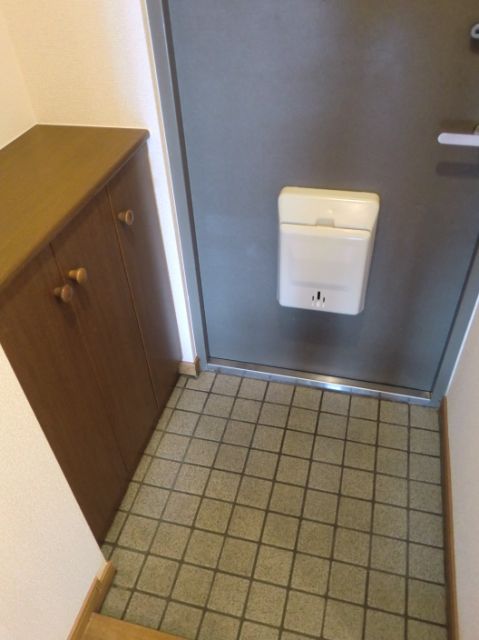 玄関　玄関にはちゃんと下駄箱も