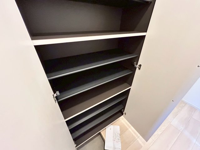 収納　大きいシューズボックスは靴がいっぱい入れれますね。