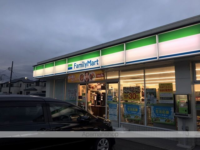 コンビニ　ファミリーマート（コンビニ）まで645m