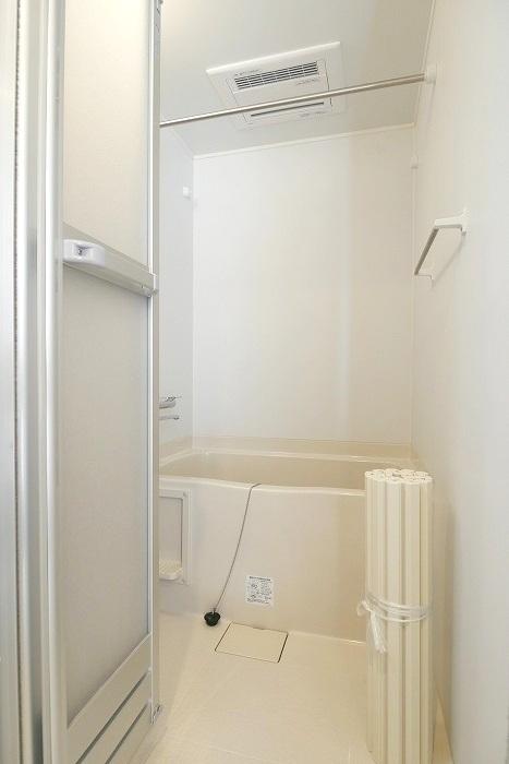 バス・シャワールーム　ゆっくり足をのばして入れます