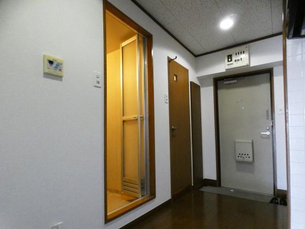 玄関　102号室キッチン