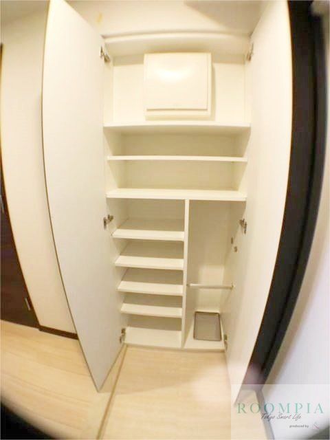 玄関　※同タイプの別のお部屋です。