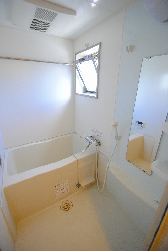 バス・シャワールーム　窓のあるお風呂です