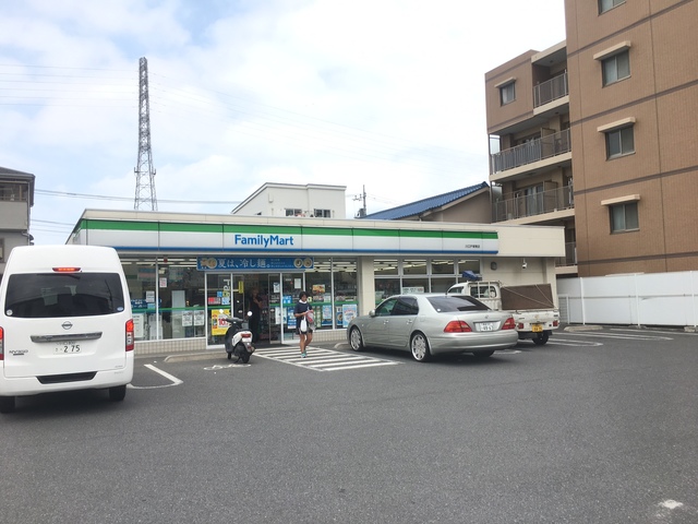 コンビニ　ファミリーマート（コンビニ）まで653m