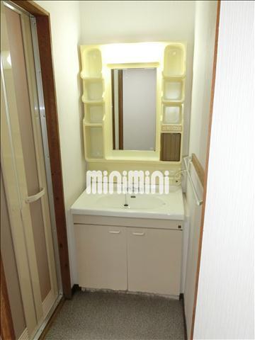 洗面設備　忙しい朝に嬉しい洗髪洗面化粧台。