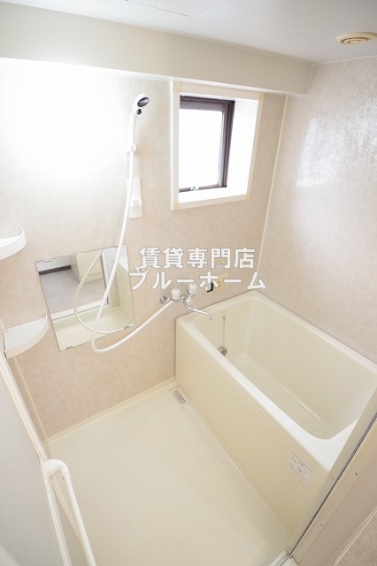 バス・シャワールーム　窓付きの明るいお風呂！