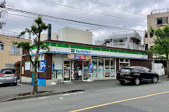 コンビニ　ファミリーマート 目黒本町三丁目店（コンビニ）まで696m