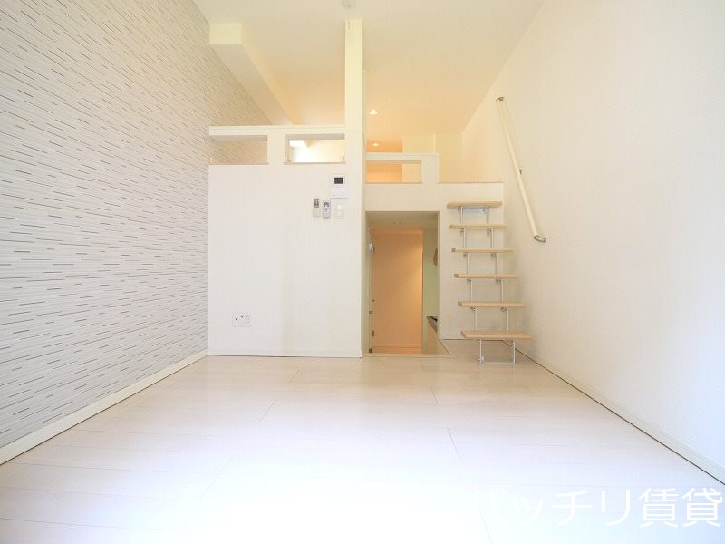 居室・リビング　画像は別号室の為、現状優先となります。