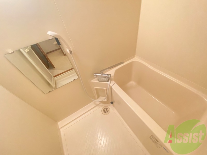 バス・シャワールーム　浴室はゆったりと浸かれるサイズ感になっています。