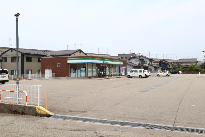 コンビニ　ファミリーマート金沢百坂店（コンビニ）まで717m